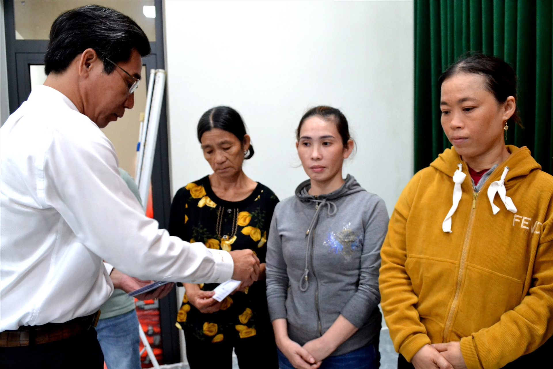 Phó Chủ tịch UBND TP.Đà Nẵng Trần Chí Cường tặng quà gia đình ngư dân bị nạn. Ảnh: Q.VIỆT