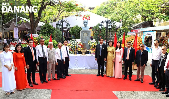 Phương danh của Thái Phiên - người làm tan vỡ mộng chiếm đất của quan Tây năm xưa - được đặt tên cho một ngôi trường tại Đà Nẵng. TRONG ẢNH: Các đại biểu chụp hình lưu niệm sau khi viếng hương tượng Chí sĩ Thái Phiên tại trường THPT mang tên ông nhân kỷ niệm 60 năm (1963-2023) thành lập trường. Ảnh: V.T.L