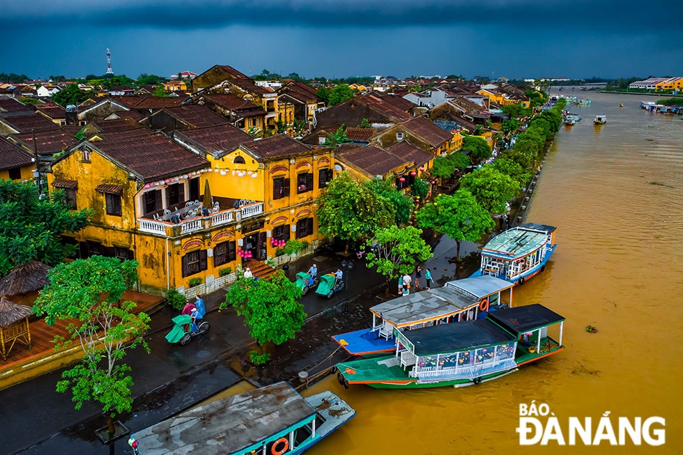 Những mái nhà cổ rêu phong bên dòng sông Hoài.