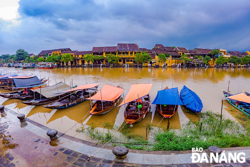Mây đen đang vần vũ, nước sông Hoài chuyển sang màu vàng đục.