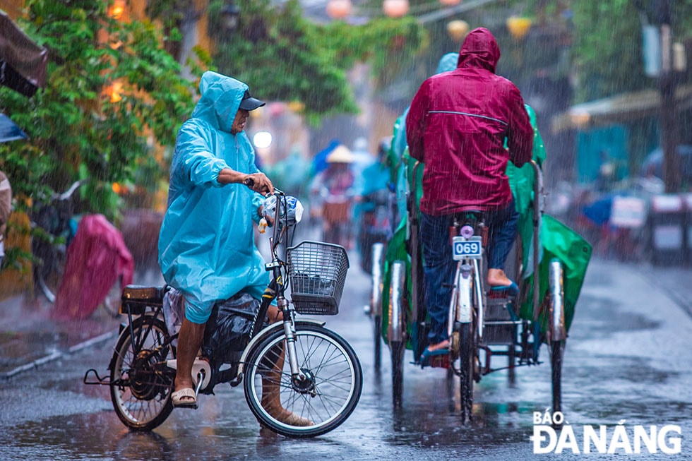 Những tấm áo mưa đủ màu sắc bay trong màn mưa.