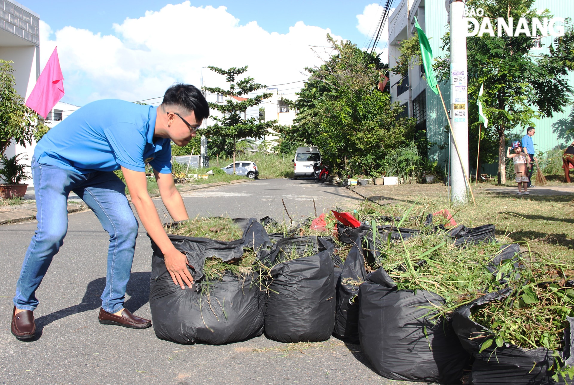 Rác được thu gom để xử lý. Ảnh: X.H