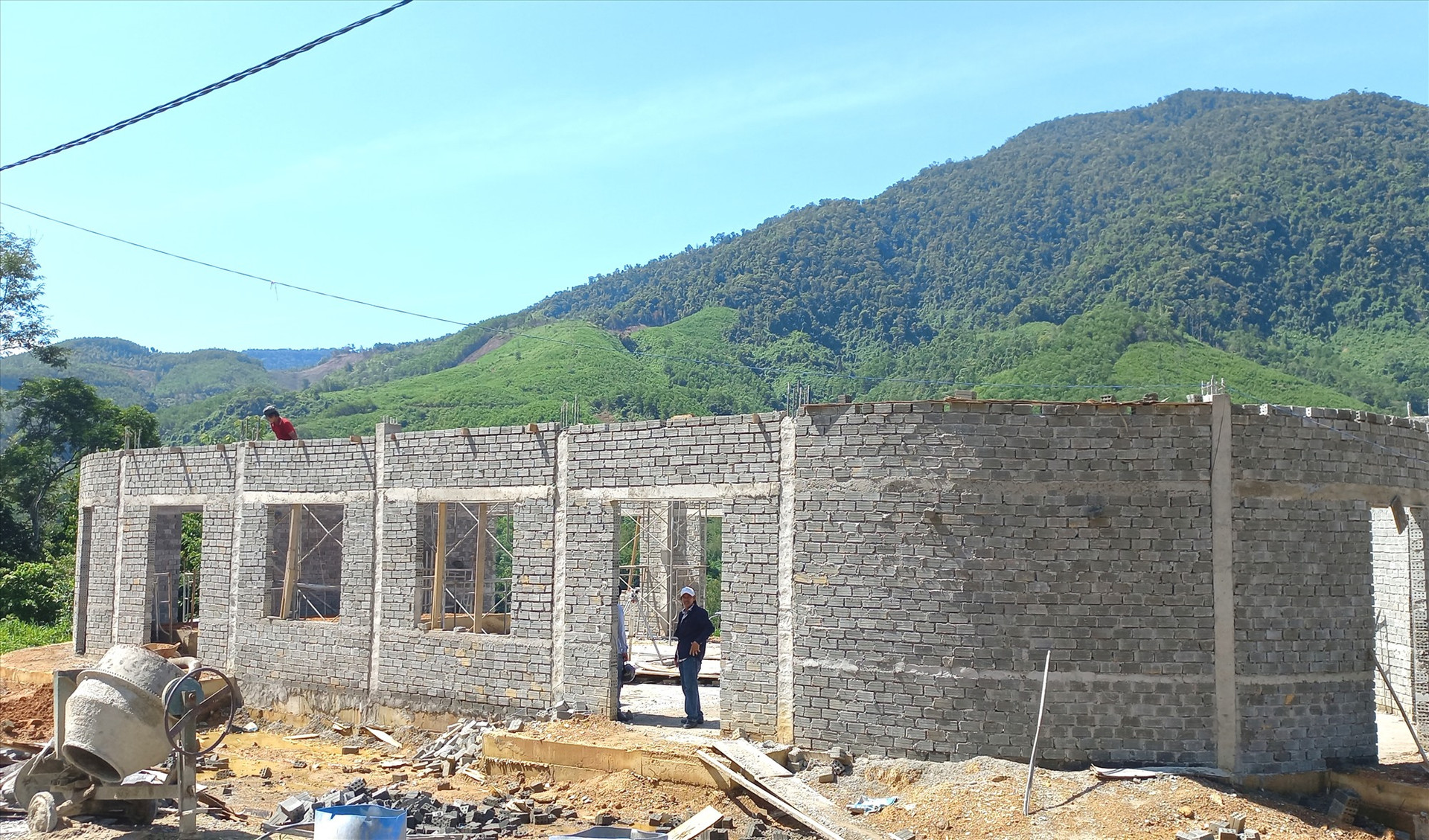 Một công trình xây dựng tại xã Kà Dăng (Đông Giang) có sự tham gia thực hiện của người dân địa phương. Ảnh: C.T