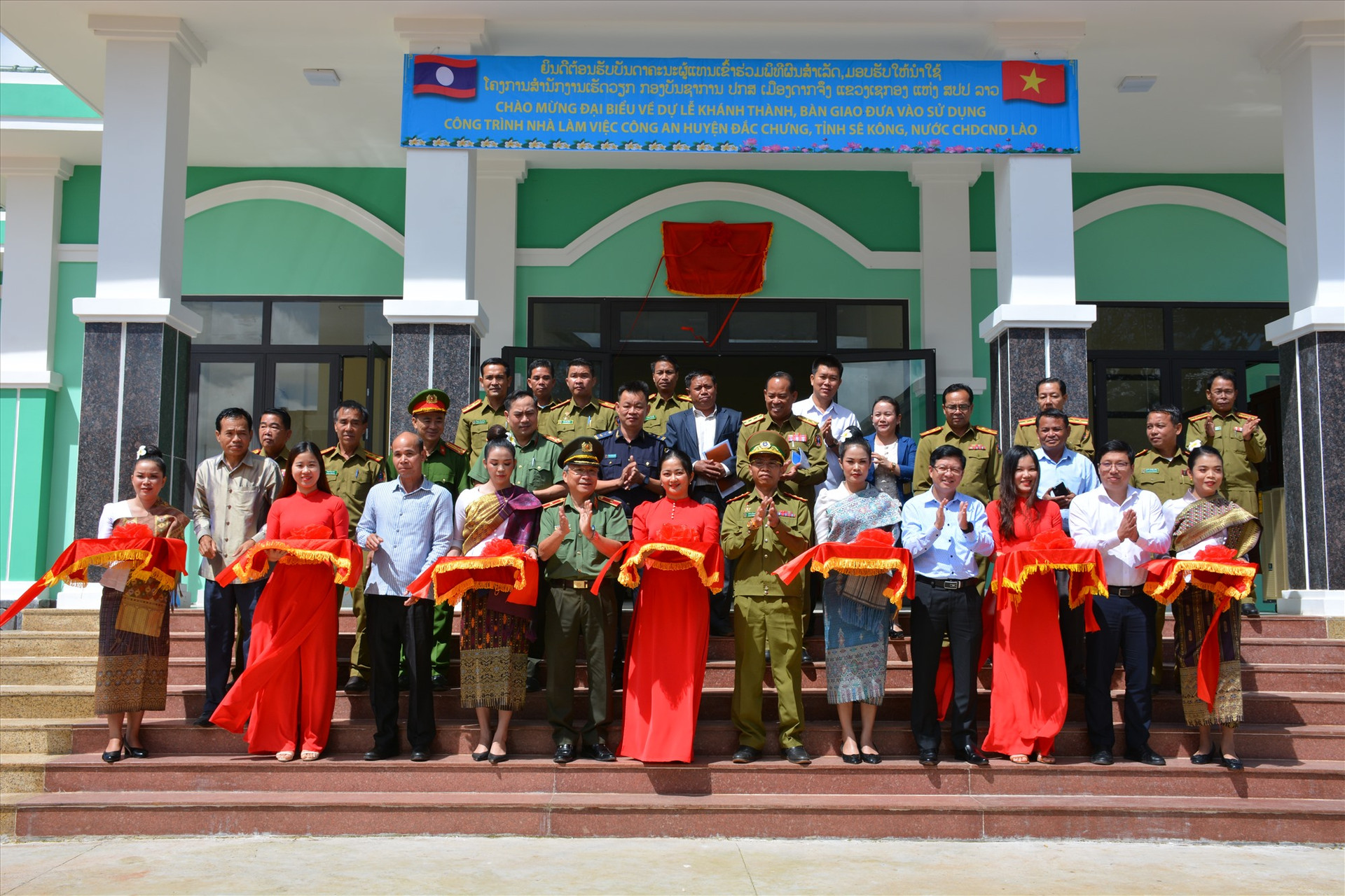 Các đồng chí lãnh đạo 2 tỉnh tham gia nghi lễ cắt băng khánh thành và bàn giao công trình