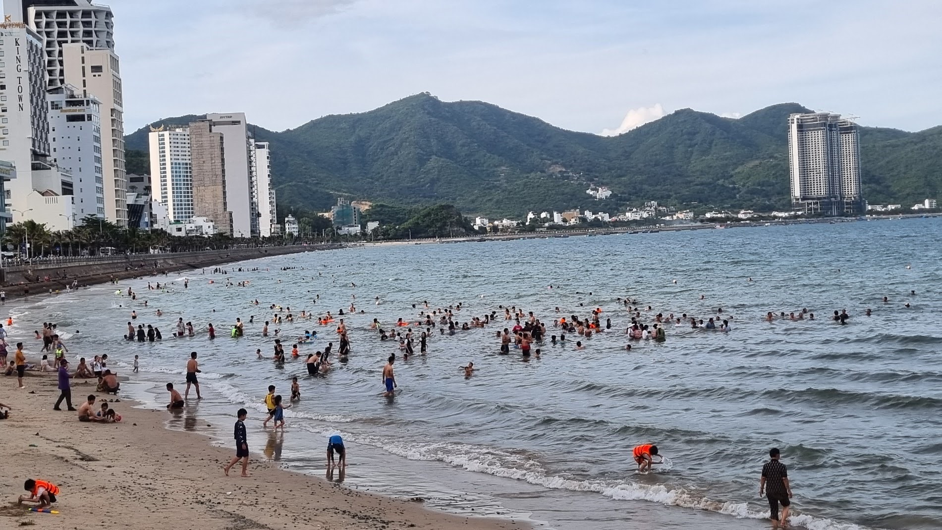 Du khách ở biển Nha Trang (Khánh Hòa). Ảnh: C.N