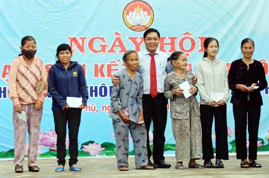 Chủ tịch UBND thành phố Tam Kỳ Bùi Ngọc Ảnh tặng quà cho hộ nghèo, khó khăn.