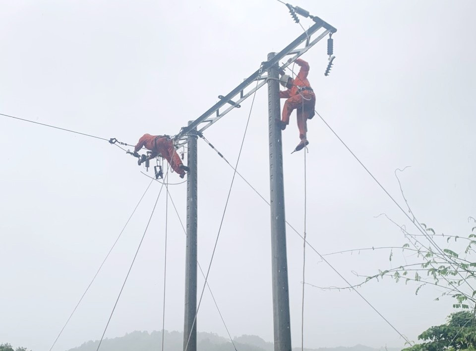 Điện lực Trà My hoàn thành khắc phục sự cố, cấp điện trở lại cho nhân dân xã Trà Ka. Ảnh: V.Bình