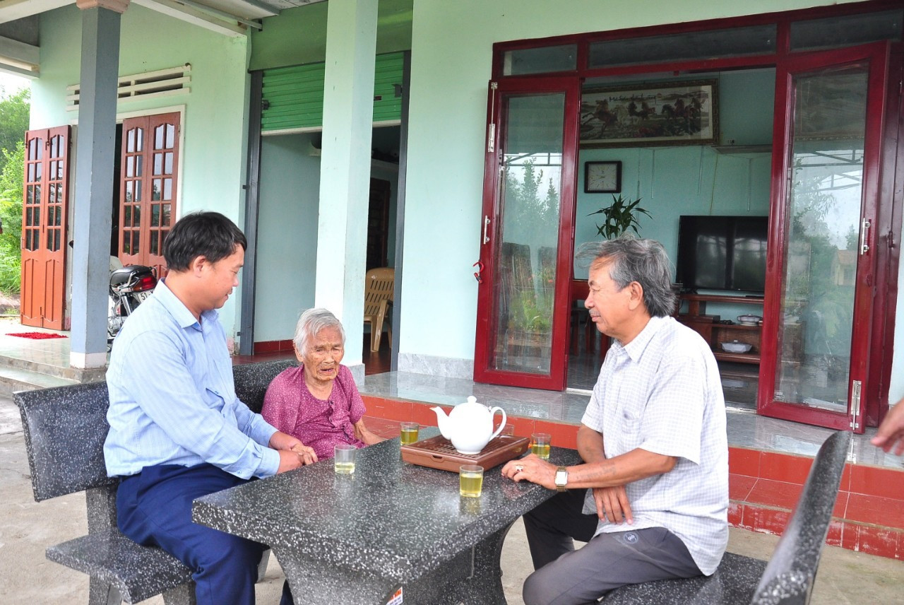 Cụ Lâm Thị Thí (96 tuổi, thôn Phước Chánh, xã Quế Mỹ, huyện Quế Sơn) được hỗ trợ xây nhà mới từ nguồn ủng hộ của nhân dân huyện Thọ Xuân (tỉnh Thanh Hóa). Ảnh: ĐAN NHI