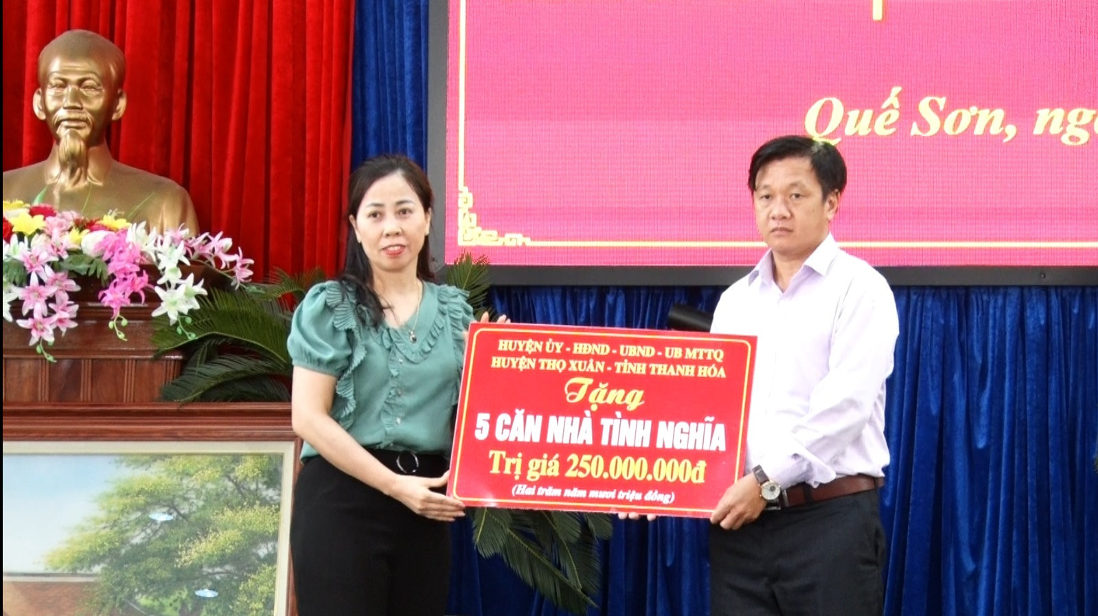 Huyện Thọ Xuân trao biểu trưng hỗ trợ xây dựng 5 ngôi nhà tình nghĩa cho người có công cách mạng huyện Quế Sơn. Ảnh: PV