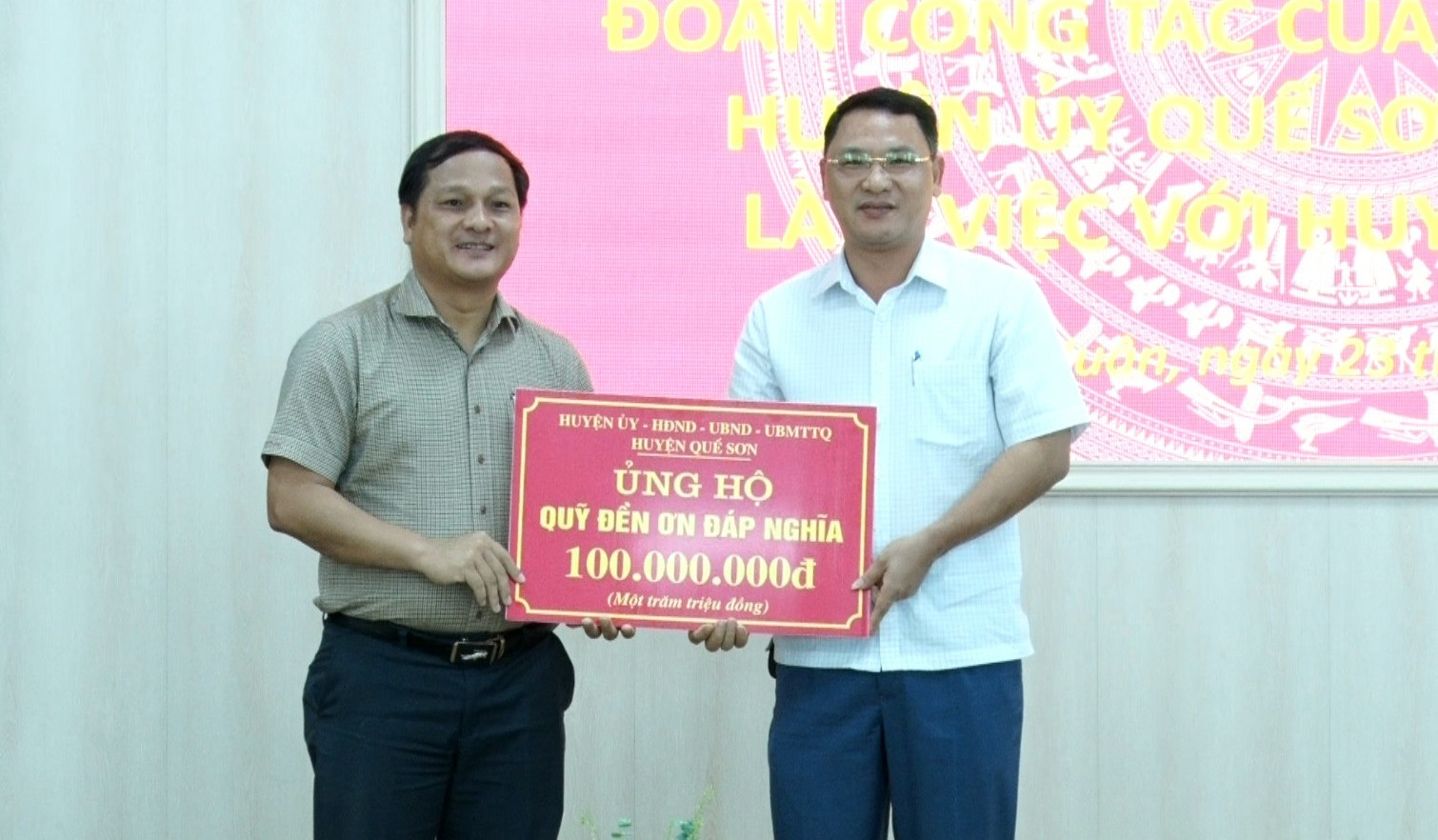 Ông Nguyễn Phước Sơn - Chủ tịch UBND huyện Quế Sơn trao 100 triệu đồng ủng hộ Quỹ đền ơn đáp nghĩa huyện Thọ Xuân. Ảnh: PV