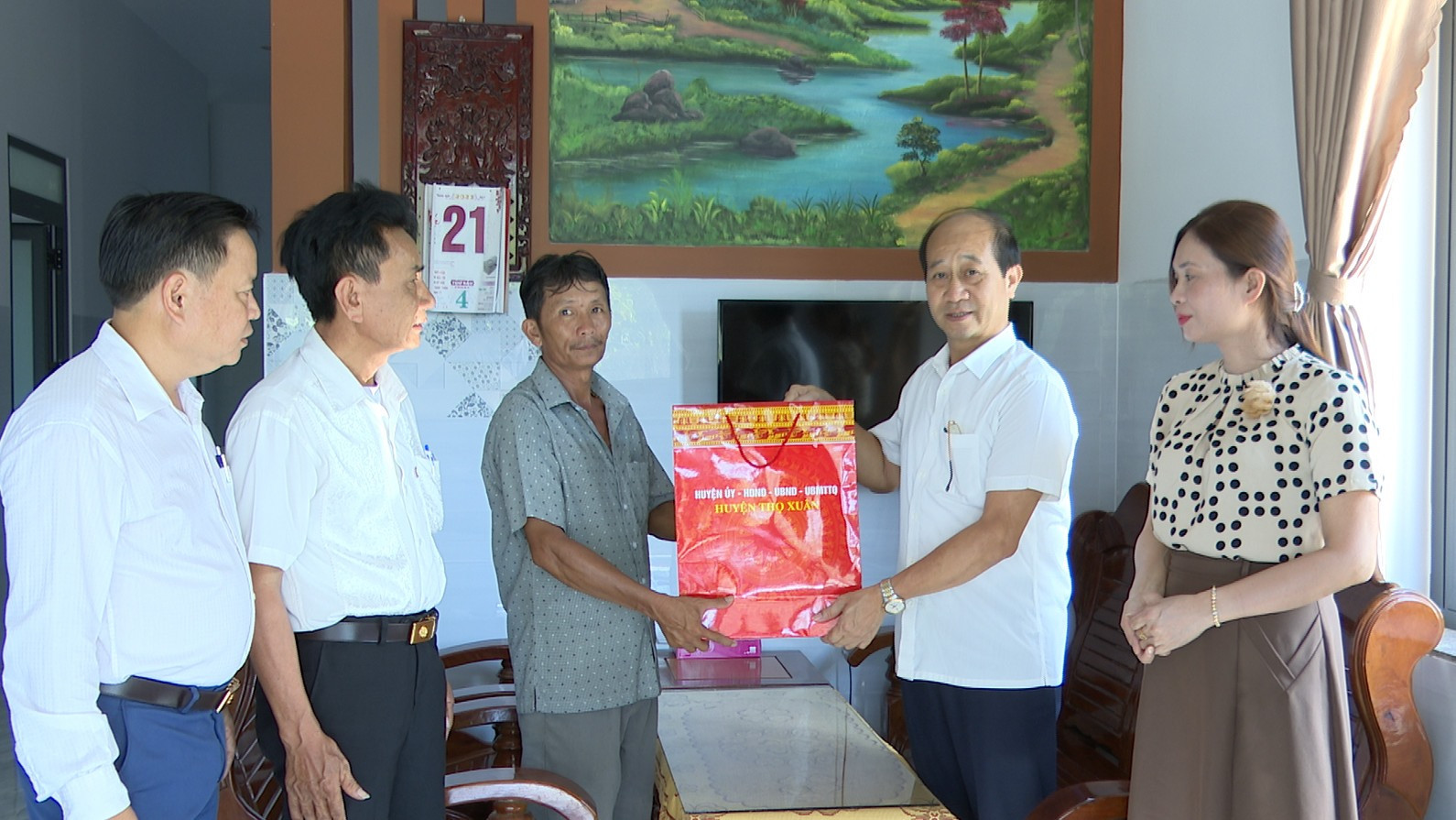 Huyện Thọ Xuân thường xuyên cử các đoàn công tác vào thăm, tặng quà cho những gia đình chính sách của huyện Quế Sơn. Ảnh: PV
