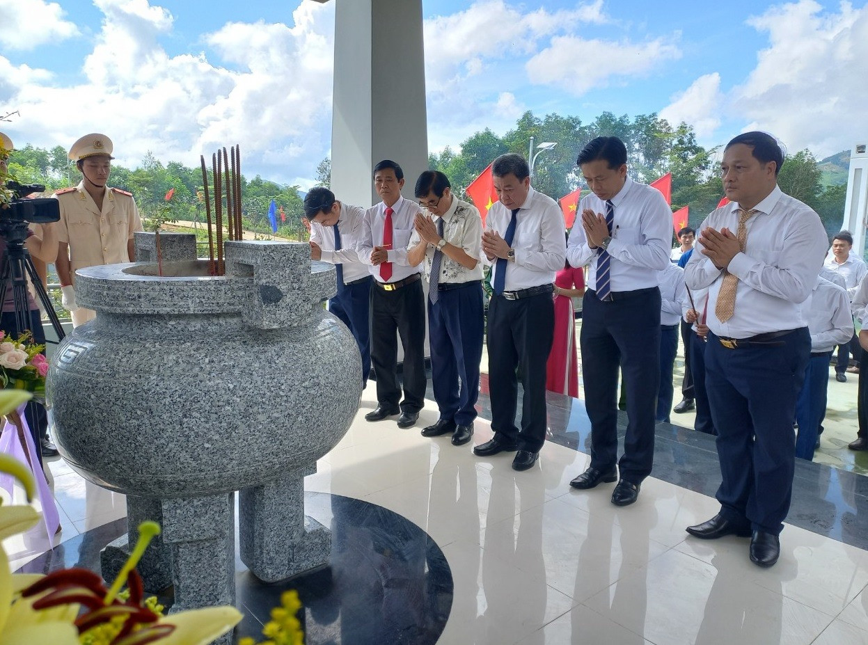 Lãnh đạo huyện Quế Sơn - Thọ Xuân dâng hoa, viếng hương tại khu tưởng niệm Hòn Tàu - Đèo Le. Ảnh DUY THÁI