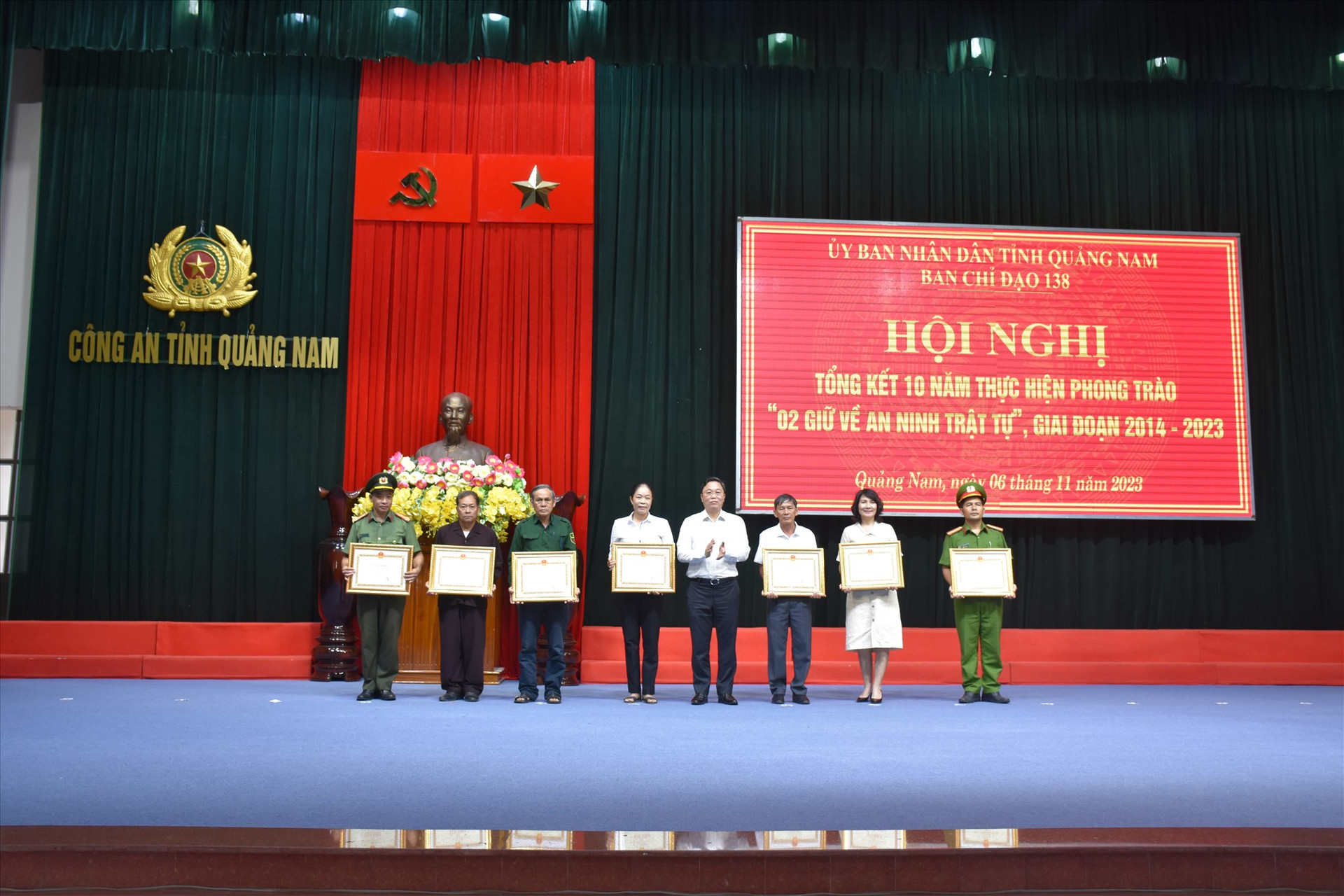 Chủ tịch UBND tỉnh Lê Trí Thanh tặng bằng khen cho các tập thể, cá nhân điển hình trong 10 năm xây dựng phong trào. Ảnh: T.C