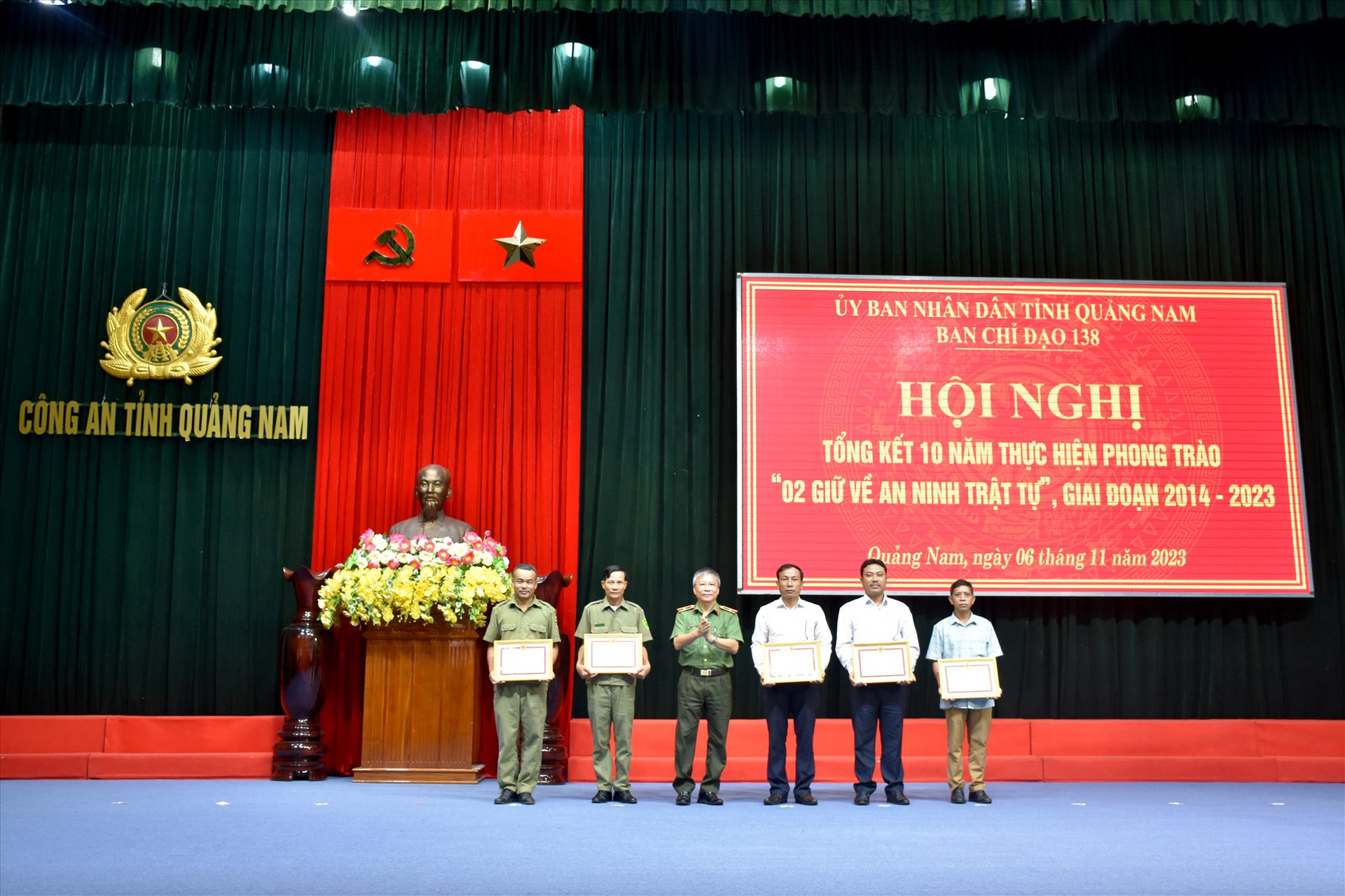 Thiếu tướng Nguyễn Đức Dũng - Giám đốc Công an tỉnh tặng giấy khen cho các tập thể điển hình. Ảnh: T.C