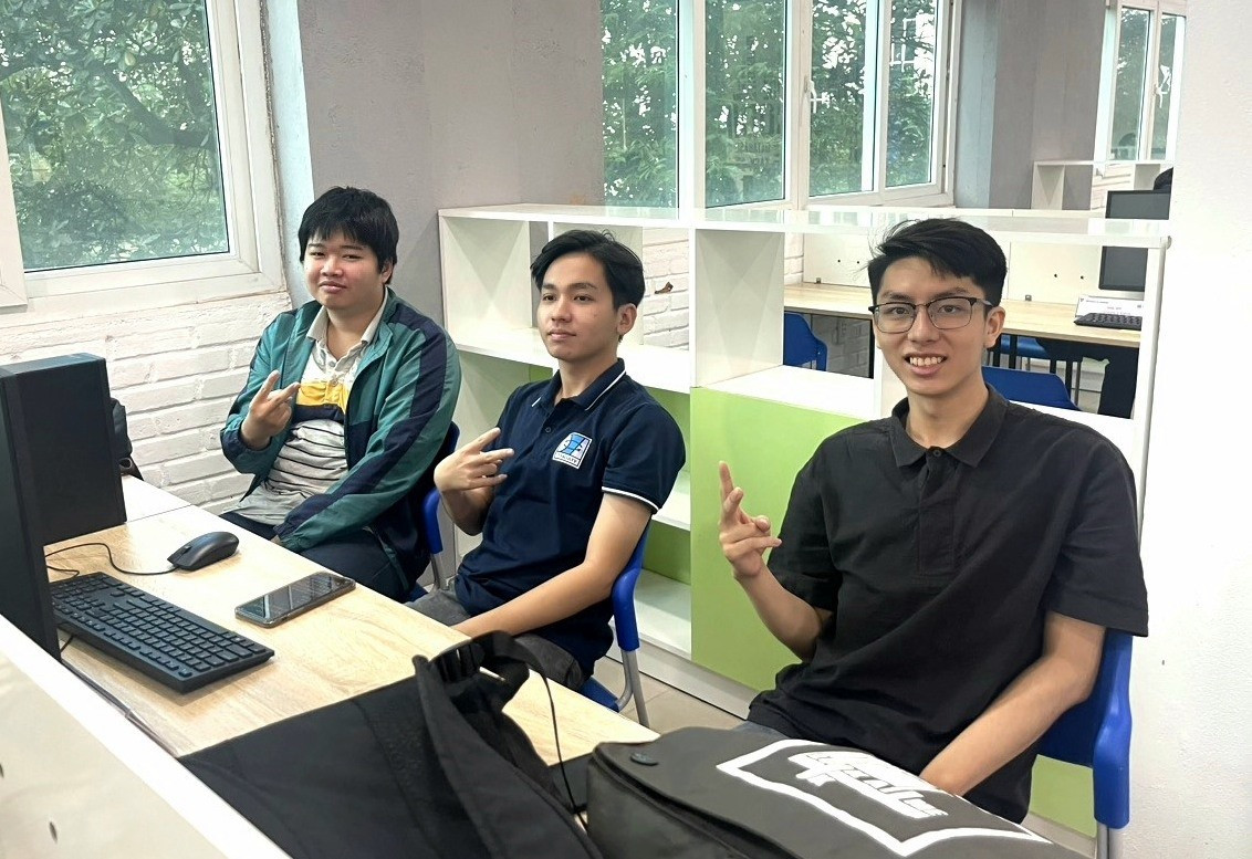 Đội vô địch BKDN.LeaderTurnBack gồm 3 sinh viên: Lê Ngọc Bảo Anh (thứ nhất bên trái), Võ Đắc Bảo Ân (giữa) và Phan Đình Khôi. Ảnh VĂN SANH