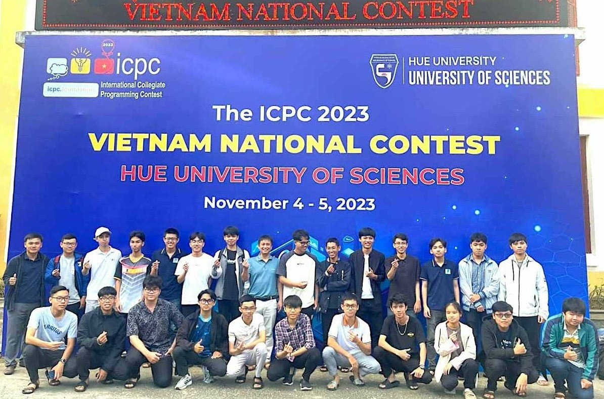 Thầy và trò Trường ĐH Bách khoa Đà Nẵng tại cuộc thi ICPC Vietnam-2023. Ảnh VĂN SANH