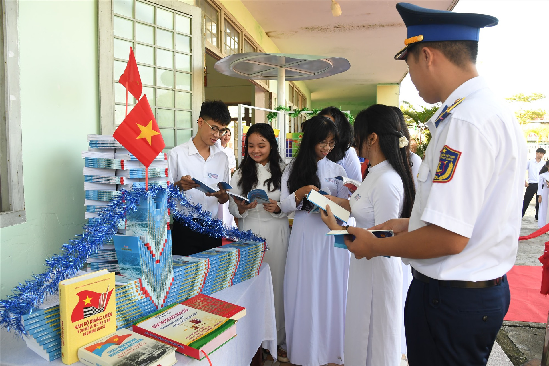 Học sinh Trường Núi Thành với Ngày hội sách 2023.