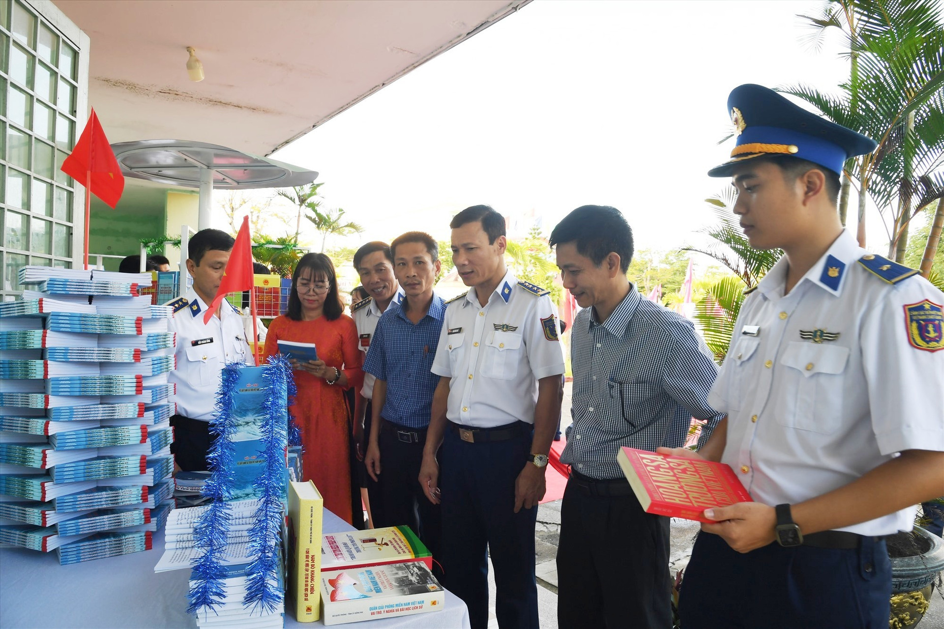 Lãnh đạo Bộ Tư lệnh Vùng Cảnh sát biển 2 và các thầy cô Ban Giám hiệu Trường THPT Núi Thành tham quan trưng bày sách