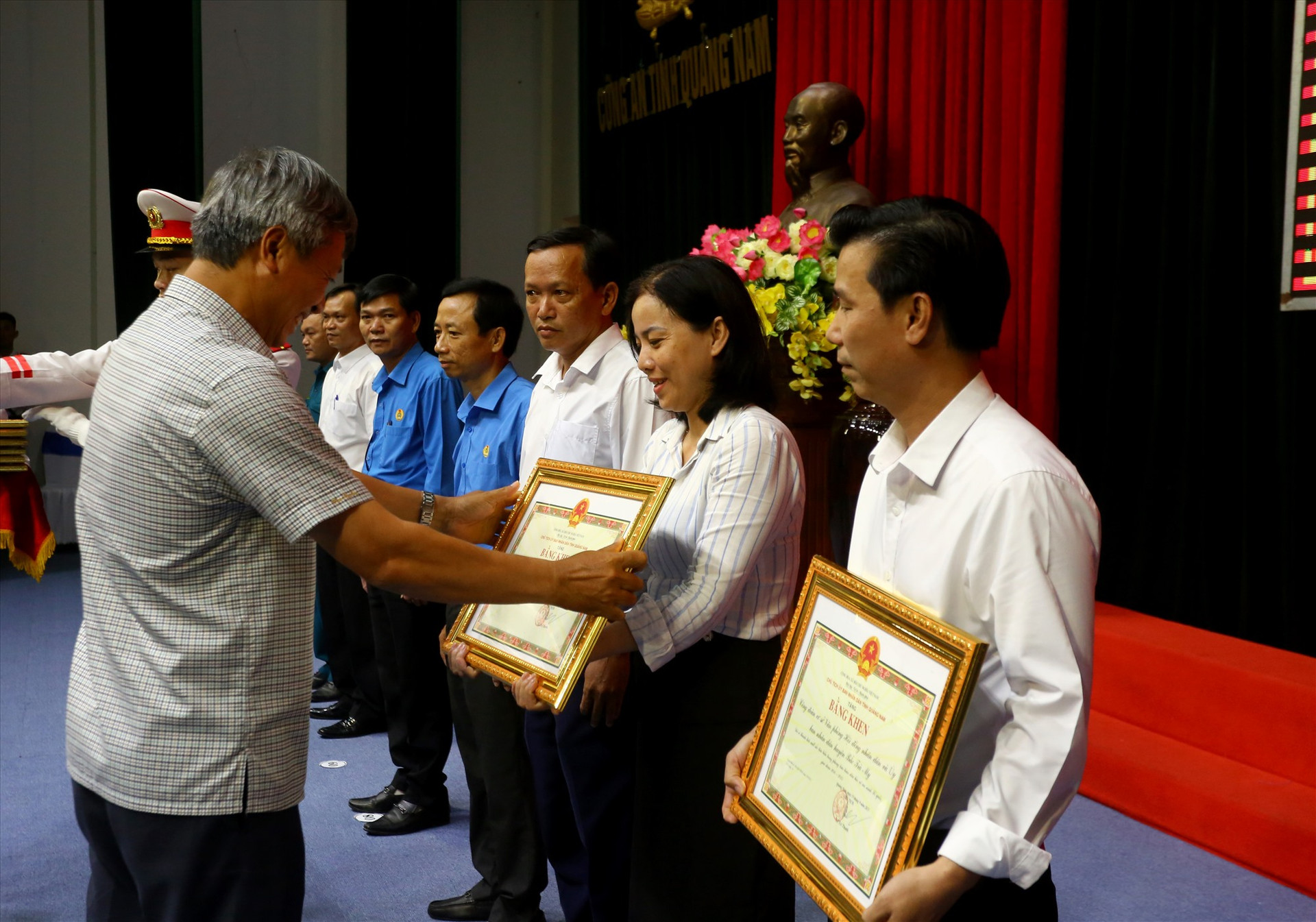 Phó Chủ tịch UBND tỉnh Hồ Quang Bửu tặng bằng khen của Chủ tịch UBND tỉnh cho 3 tập thể và 5 cá nhân điển hình qua 5 năm thực hiện công tác phối hợp. Ảnh: T.C