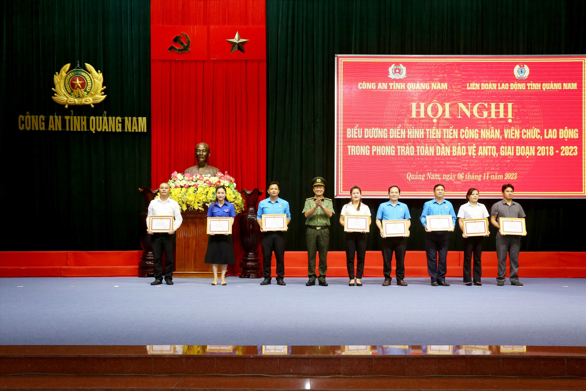 Đại tá Nguyễn Thành Long - Phó Giám đốc Công an tỉnh khen thưởng cho các tập thể, cá nhân điển hình trong phong trào. Ảnh: T.C