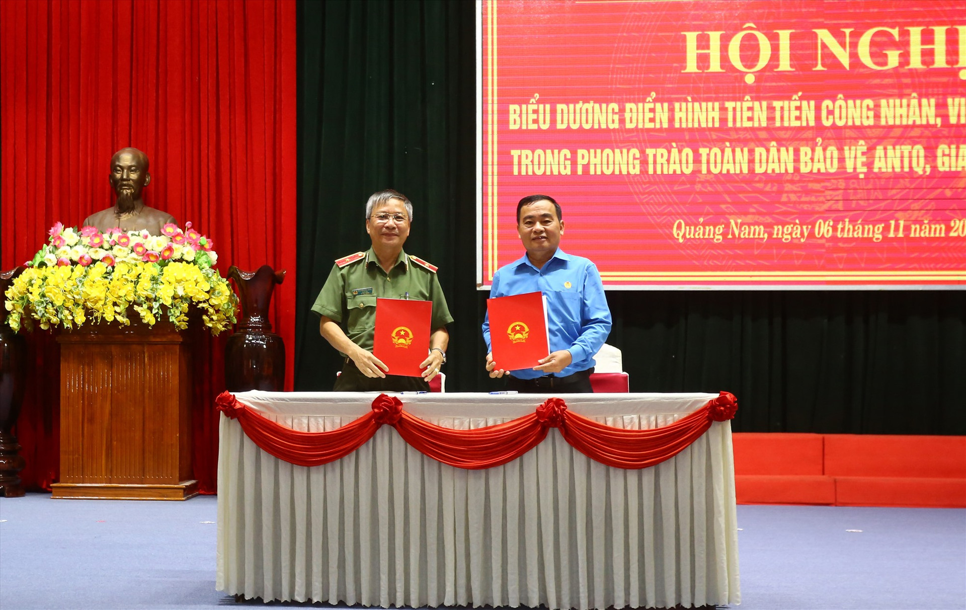 Thiếu tướng Nguyễn Đức Dũng - Giám đốc Công an tỉnh và ông Phan Xuân Quang - Chủ tịch Liên đoàn Lao động tỉnh ký kết quy chế phối hợp giữa hai ngành trong giai đoạn 2023 - 2028.