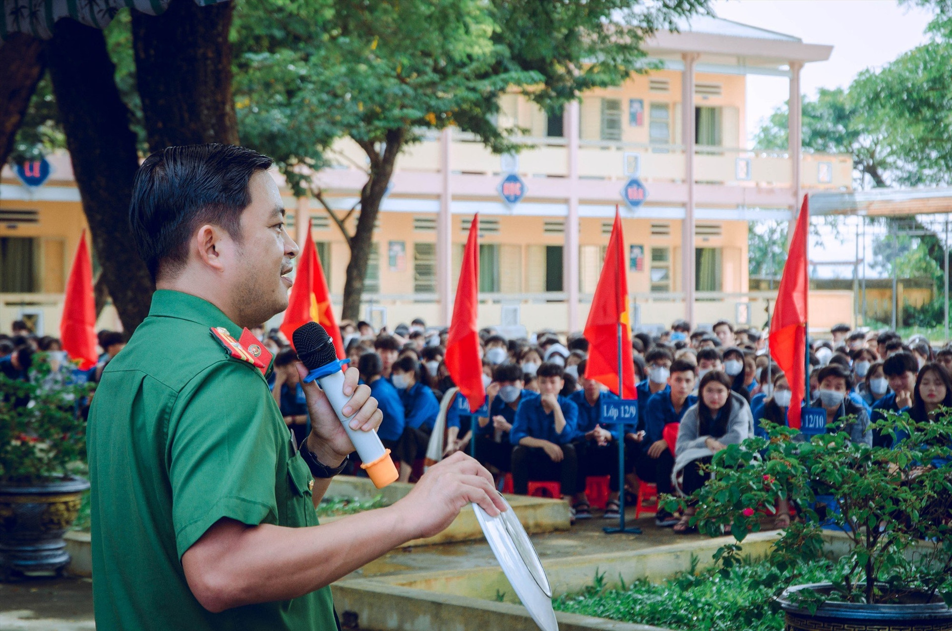 Công an thị xã Điện Bàn tuyên truyền về phòng chống tác hại ma túy cho học sinh. Ảnh: PV