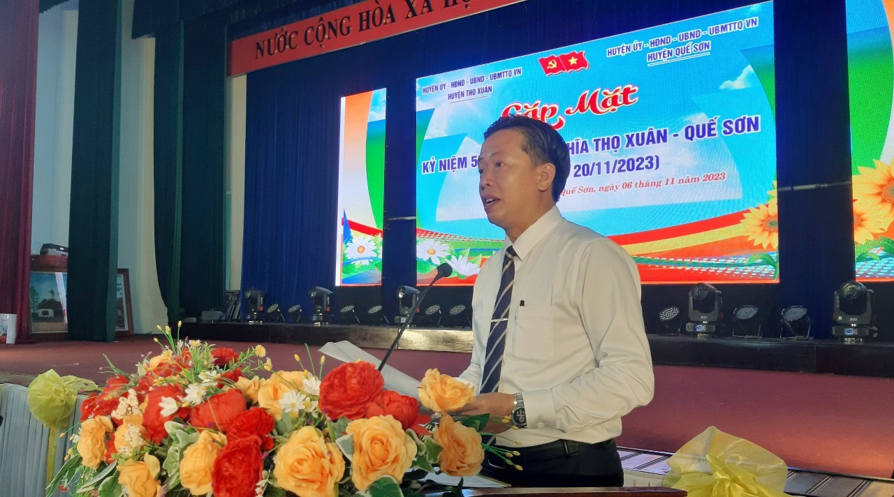 Ông Đinh Nguyên Vũ – Bí thư Huyện ủy Quế Sơn phát biểu tại buổi gặp mặt.  Ảnh: PV
