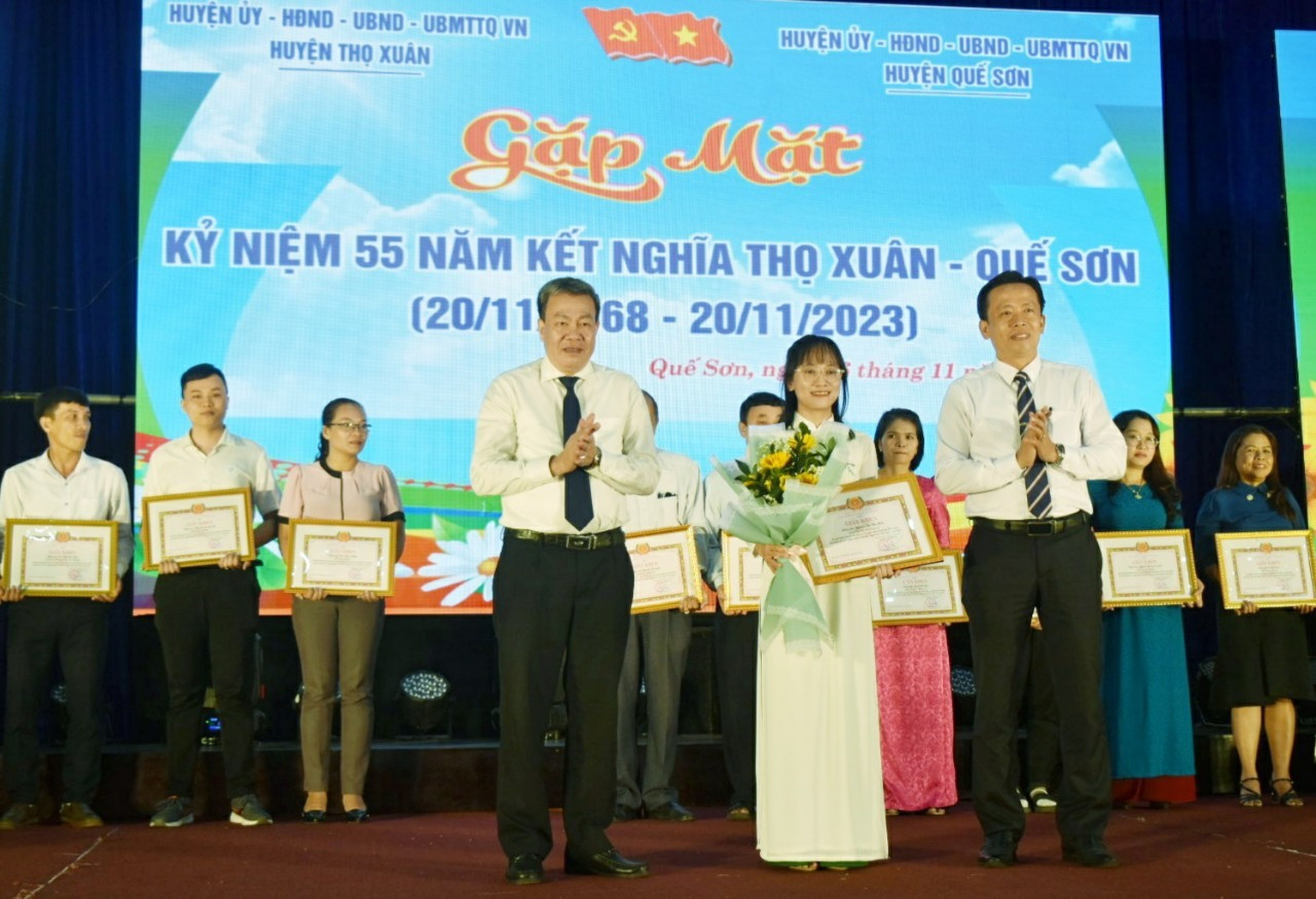 Trao giải Nhất cho đồng chí Nguyễn Thị Thu Hiền - Chi bộ Ban Tổ chức Huyện ủy Quế Sơn.   Ảnh: PV