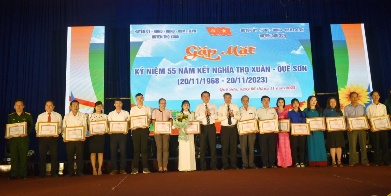 Lãnh đạo 2 huyện Quế Sơn và Thọ Xuân chụp hình lưu niệm cùng các tác giả đoạt giải cuộc thi.     Ảnh: PV