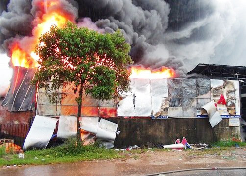 Lực lượng chức năng nỗ lực dập tắt đám cháy kho hàng xảy ra sáng 16/10/2023 tại phường Hòa Thuận, TP.Tam Kỳ. Ảnh: H.V