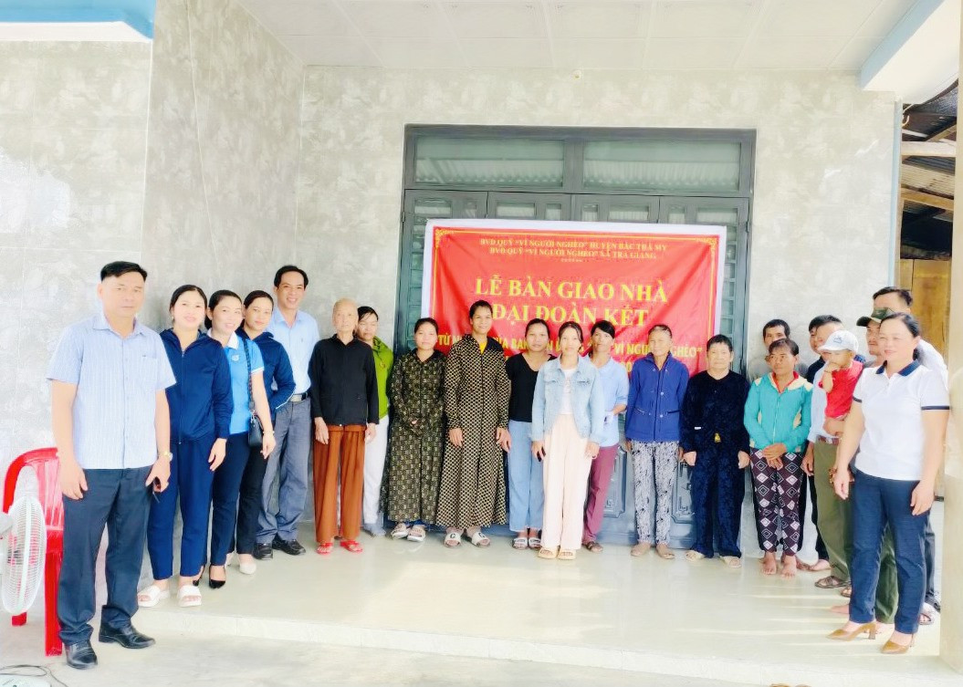 Một căn nhà đại đoàn kết được Ủy ban MTTQ Việt Nam huyện Bắc Trà My trao cho hộ nghèo.