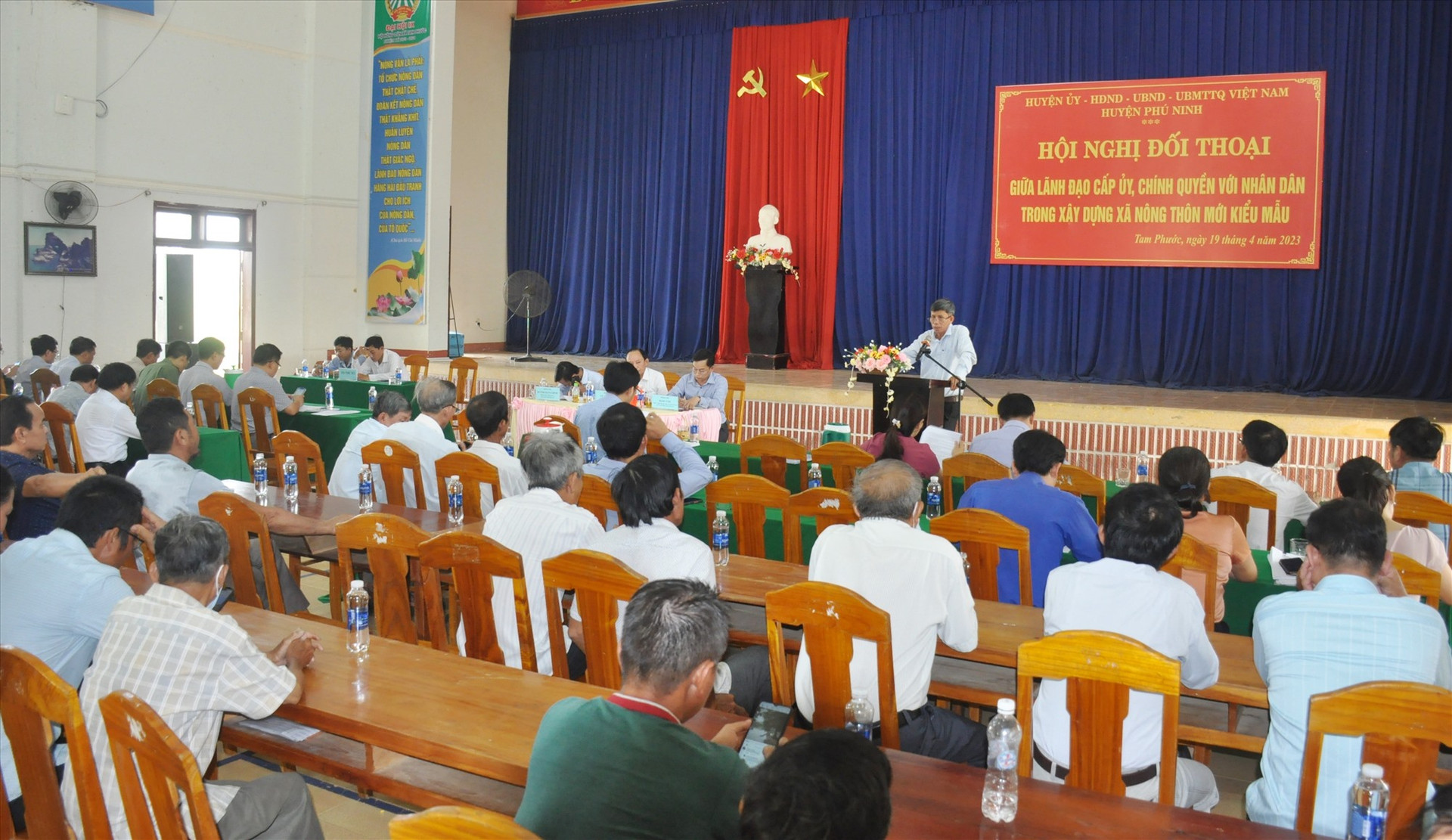 Người đứng đầu cấp ủy, chính quyền huyện Phú Ninh đối thoại với nhân dân xã Tam Phước về thực hiện chủ trương xây dựng xã nông thôn mới kiểu mẫu. Ảnh: N.Đ