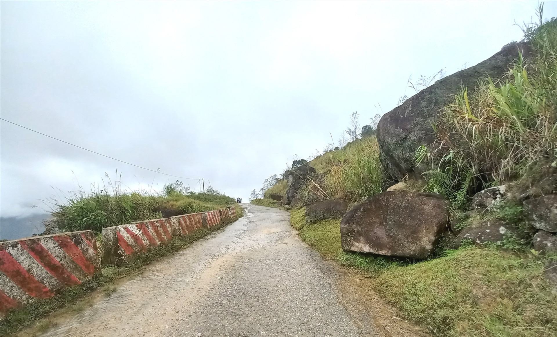 Nhiều tảng đá lớn án ngữ mặt đường đoạn qua xã Trà Nam. Ảnh: C.T