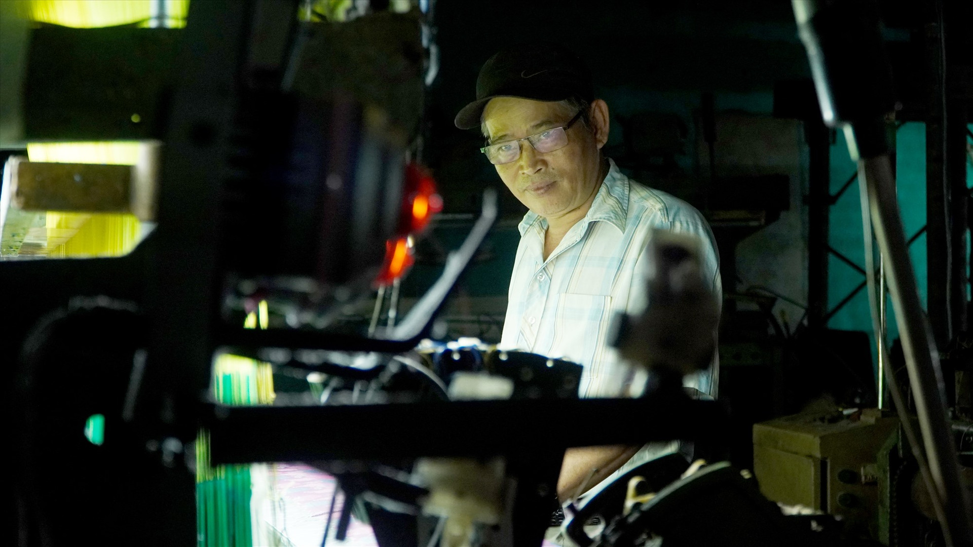 Gần 20 năm qua, ông Trần Hữu Phương miệt mài nghiên cứu máy móc, cải tiến chất lượng sản phẩm. Ảnh: PHAN VINH