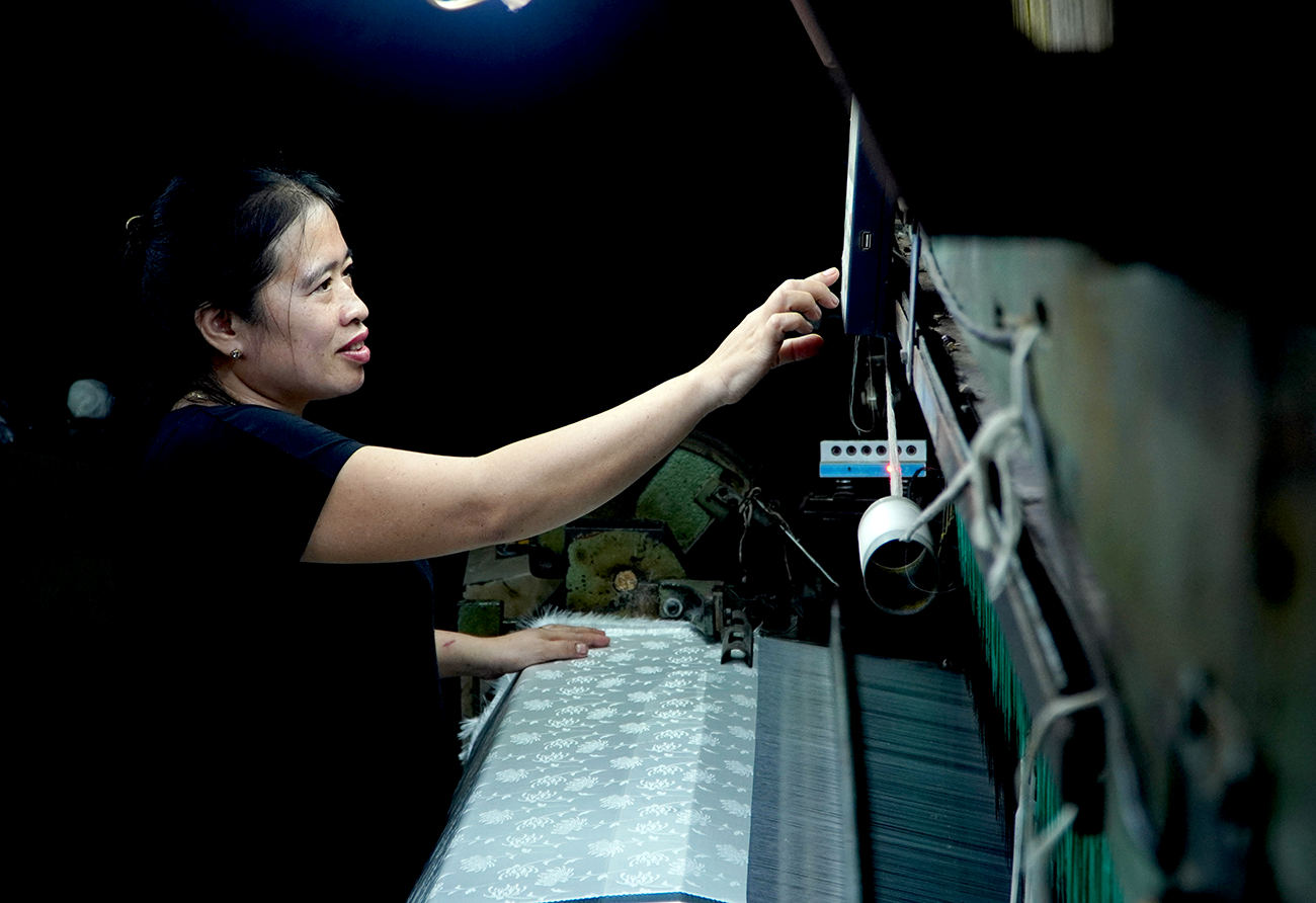 Máy dệt ở Mã Châu đã được cải tiến công nghệ điện tử. Ảnh: PHAN VINH