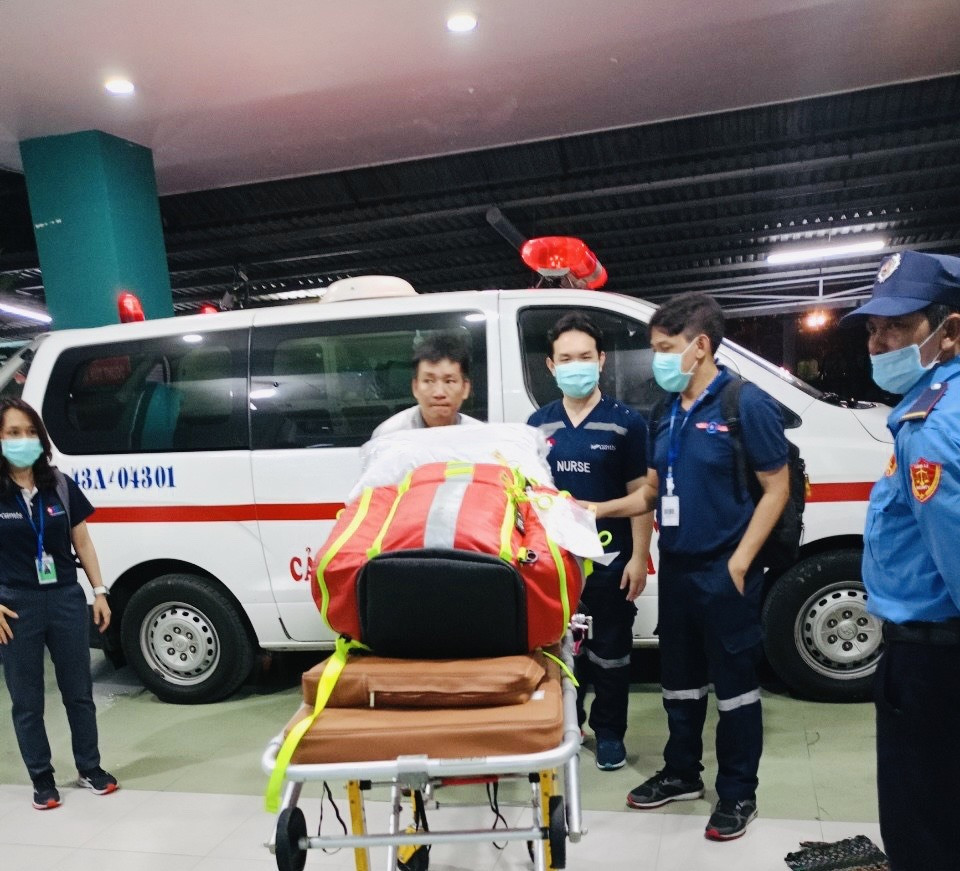 Bệnh nhân được đưa đến sân bay Đà Nẵng ngay trong đêm để chuyển đến Thái Lan điều trị. Ảnh: H.D