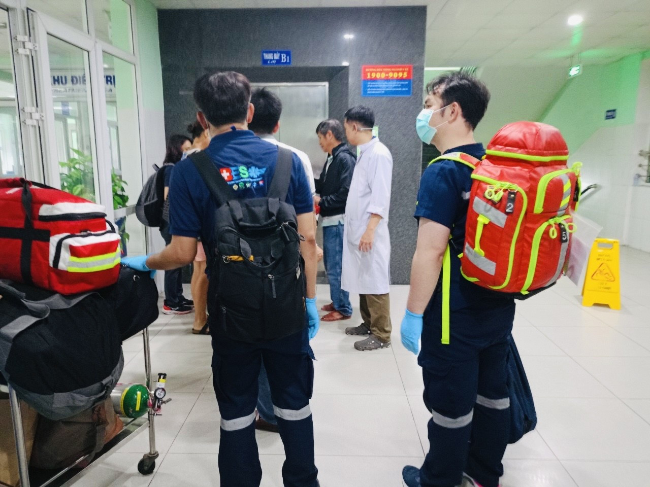 Đội ngũ y tế từ Thái Lan đến Việt Nam để đón bệnh nhân. Ảnh: H.D