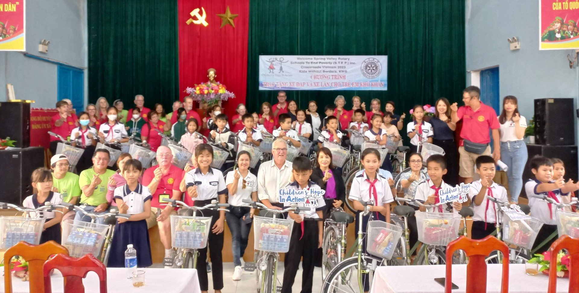 Trao xe đạp, xe lăn cho học sinh khó khăn, học sinh khuyết tật Tiên Phước. Ảnh:N.HƯNG
