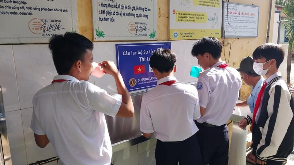 Học sinh uống nước từ hệ thống lọc.