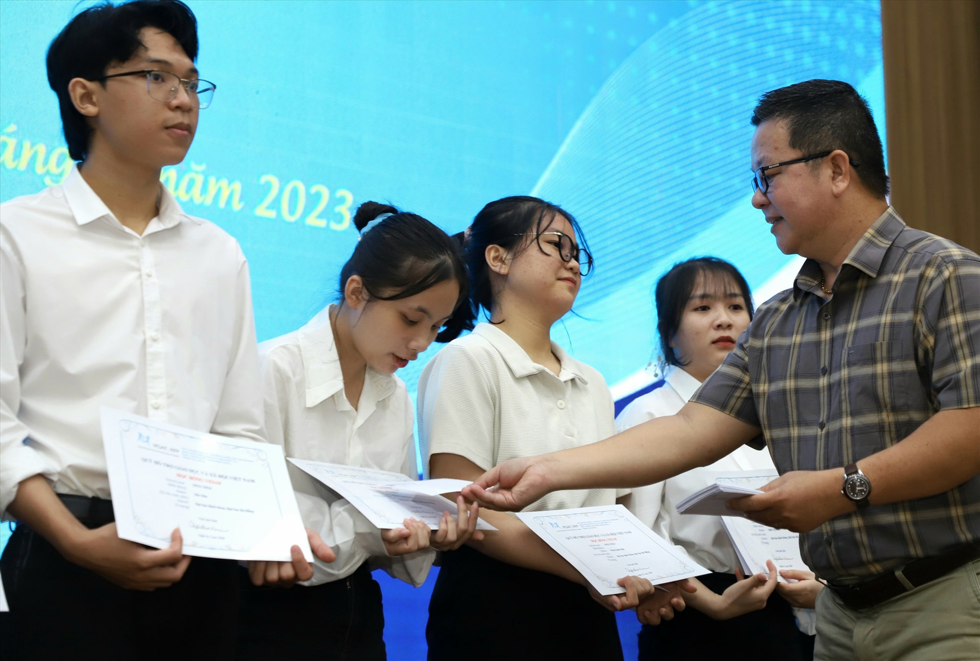 Đại diện Quỹ VESAF trao học bổng cho các sinh viên nghèo vượt khó Đại học Đà Nẵng.  Ảnh QUẾ LÂM