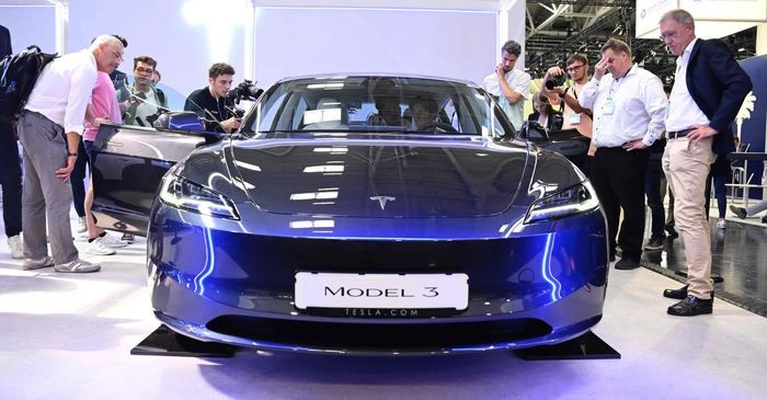 (FILES) Du khách kiểm tra chiếc ô tô Tesla Model 3 được trưng bày tại Triển lãm Ô tô Quốc tế (IAA) ở Munich, miền nam nước Đức, vào ngày 4 tháng 9 năm 2023. ​
