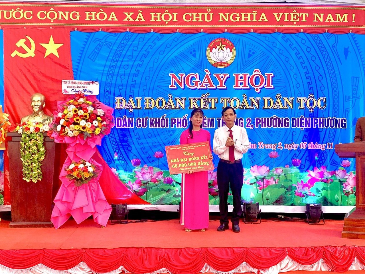 Đại diện lãnh đạo tỉnh trao tặng nhà Đại đoàn kết cho khối phố Triêm Trung 2. Ảnh: HỮU TÚ