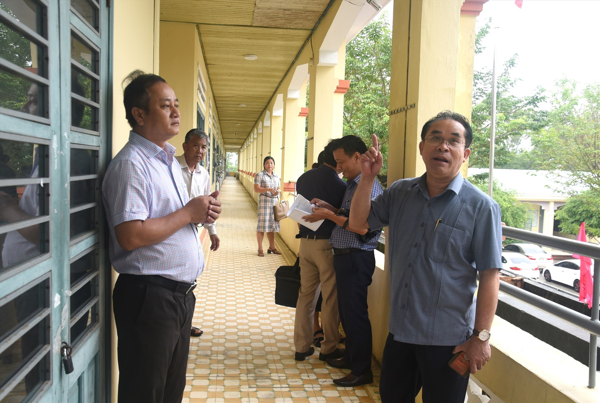 Phó Chủ tịch UBND tỉnh Trần Anh Tuấn khảo sát Trường THPT Nguyễn Dục (Phú Ninh). Ảnh: X.P