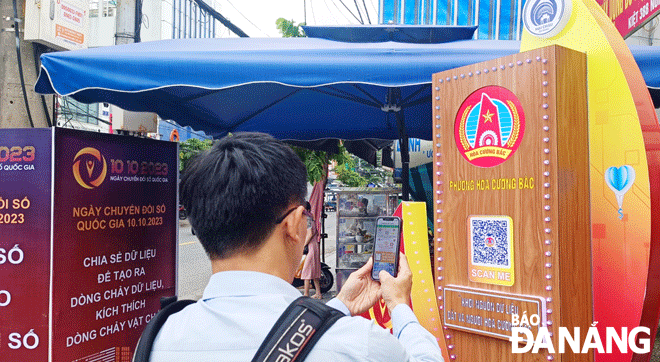 Người dân quét mã QR để vào thư viện số cập nhật thông tin đất và người phường Hòa Cường Bắc, quận Hải Châu. Ảnh: PV