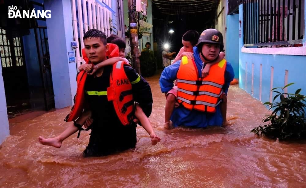 Công an quận Liên Chiểu cho biết, tối 7-11 đã cứu hộ thành công 15 người dân bị cô lập do nước lũ dâng cao tại đường Mẹ Suốt và đưa đến nơi trú ẩn an toàn. Ảnh: C.A