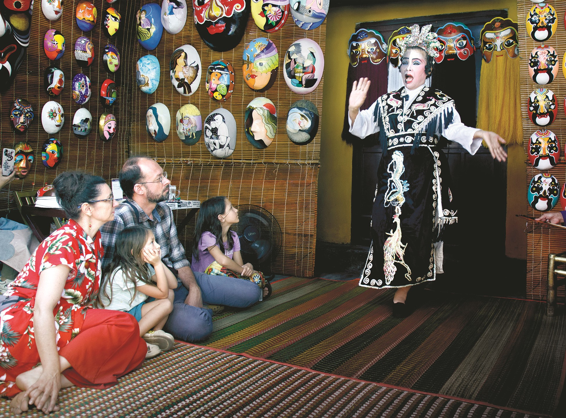 Du khách quốc tế tìm hiểu văn hóa Quảng Nam qua biểu diễn tuồng cổ. Ảnh: LÊ TRỌNG KHANG