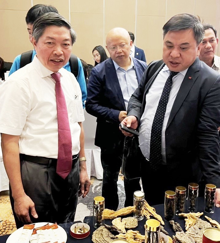 Ông Lê Hoàng Tài (bên phải) - Phó Cục trưởng Cục Xúc tiến thương mại thăm gian hàng Quảng Nam. Ảnh: C.T