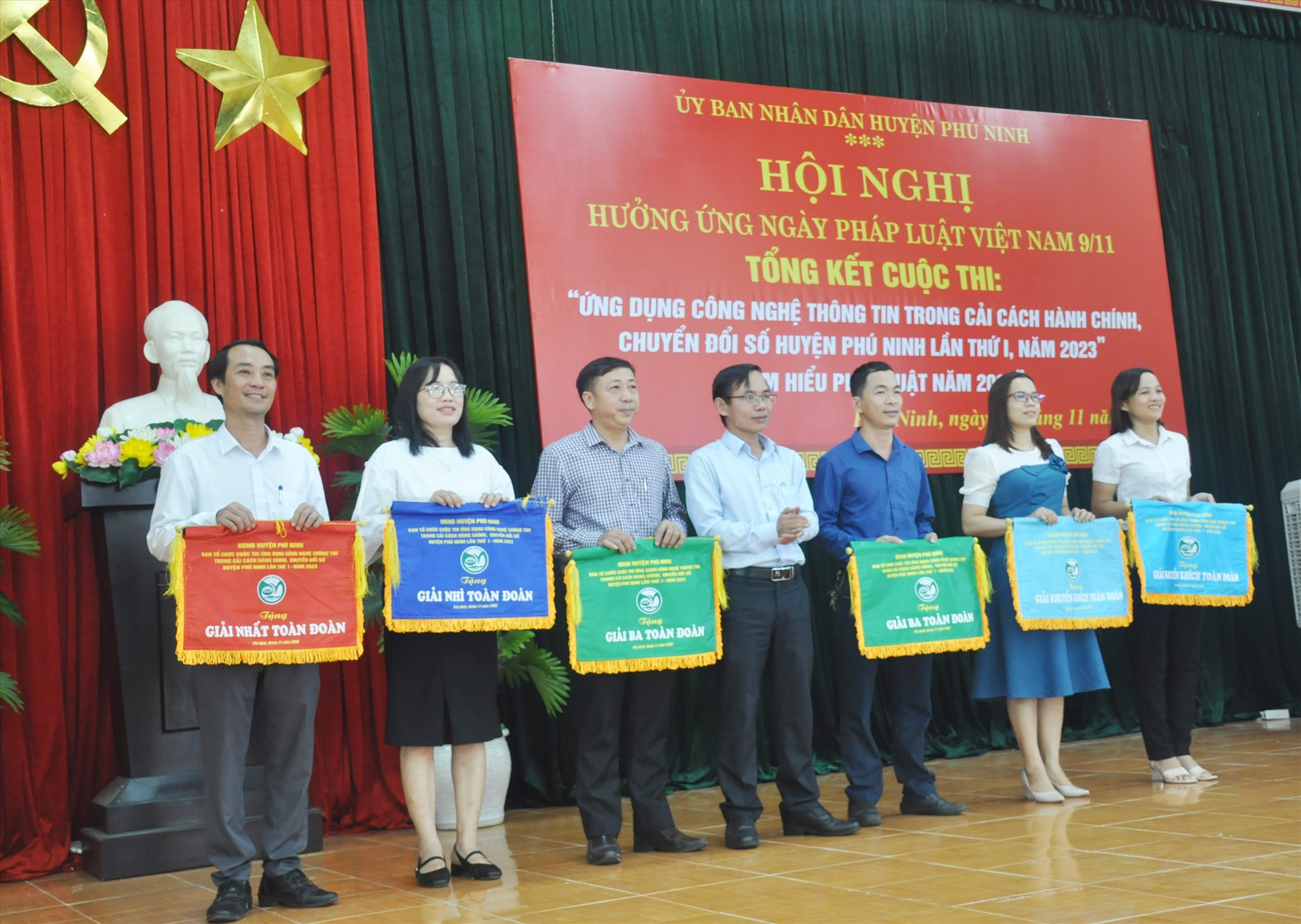 Lãnh đạo UBND huyện Phú Ninh trao giải toàn đoàn cho các đơn vị. Ảnh: N.Đ