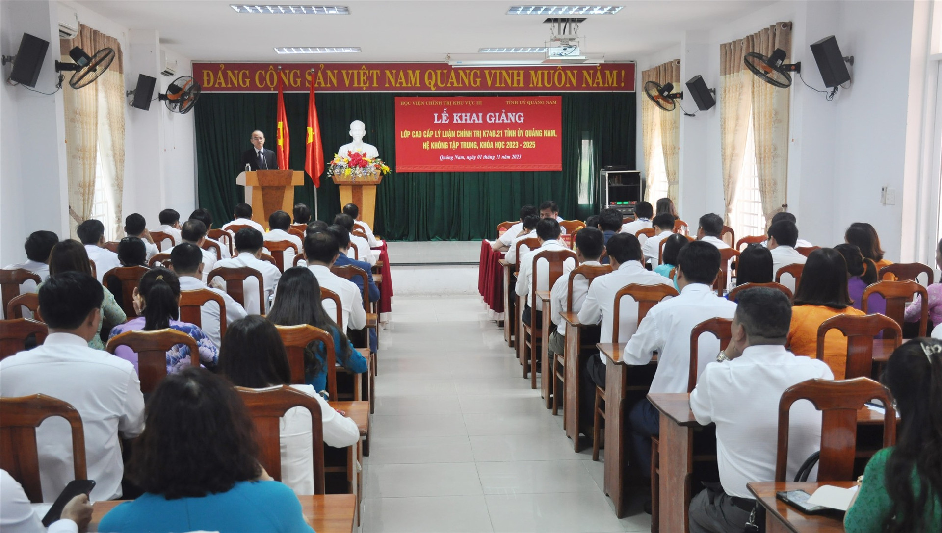 Tỉnh ủy vừa phối hợp với Học viện Chính trị khu vực III tại Đà Nẵng khai giảng lớp cao cấp lý luận chính trị hệ không tập trung khóa học 2023 – 2025. Ảnh: N.Đ