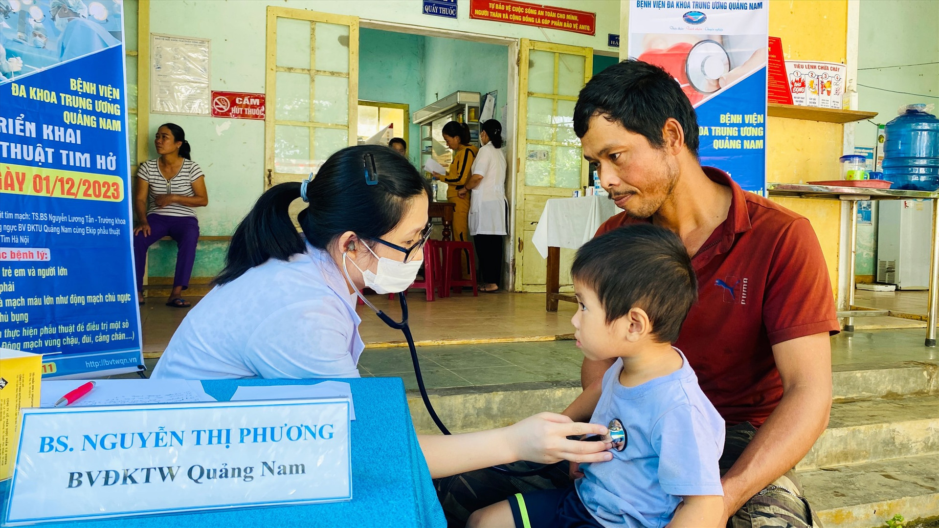 Bác sĩ đang khám tim miễn phí cho trẻ em tại xã Tam Sơn (Núi Thành). Ảnh: QUẢNG CHƯƠNG
